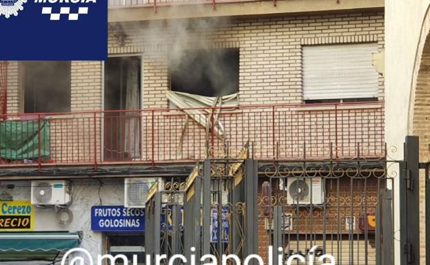 Extinguen un incendio en una casa de la calle del Pilar de Murcia